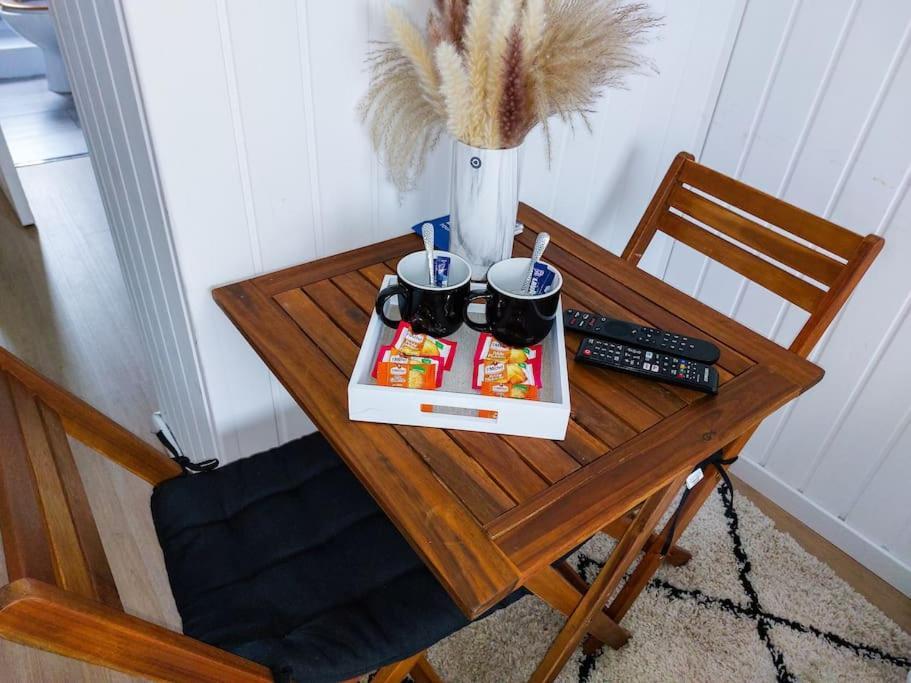 Le - Petit Dejeuner, Netflix, Jacuzzi